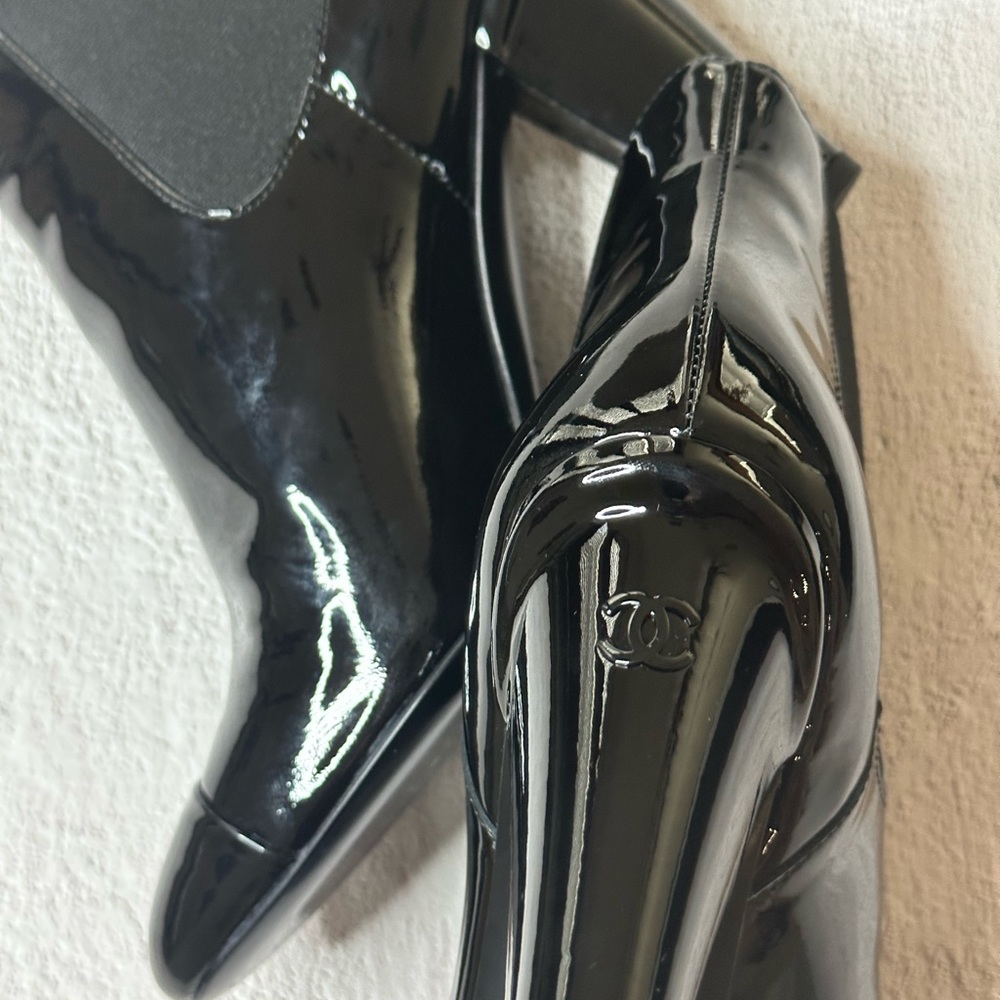 Size 37 ankle boots in patent leather. Brand new